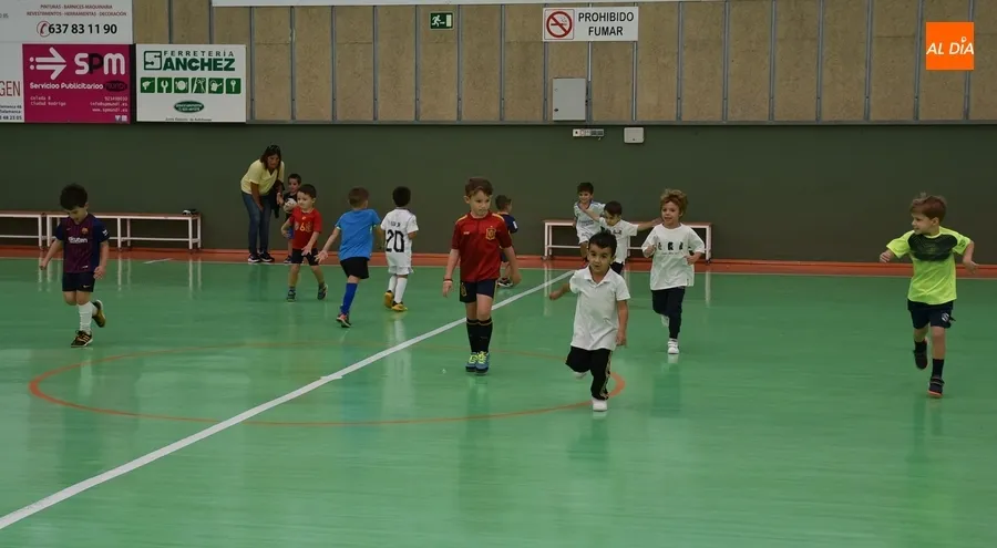 Foto 8 - Cerca de una veintena de peques asisten esta temporada a la Escuela del III Columnas