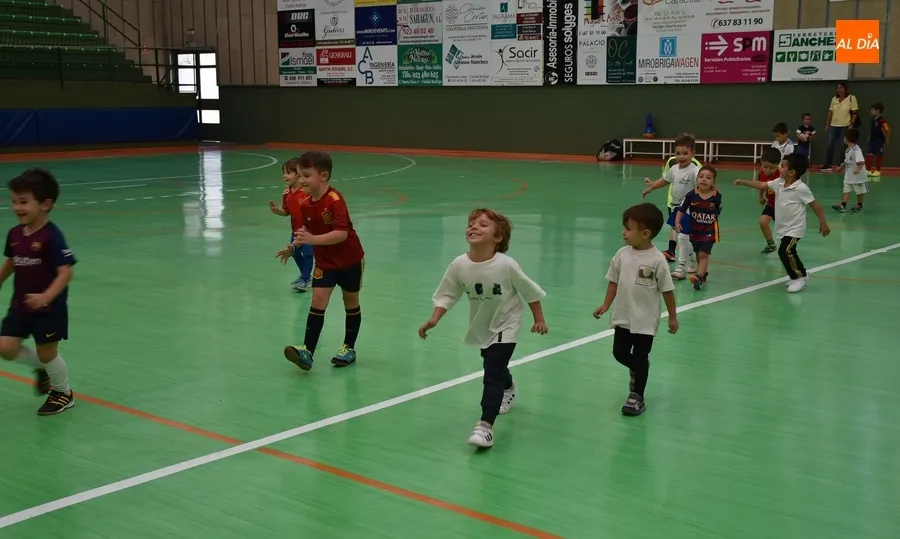 Foto 9 - Cerca de una veintena de peques asisten esta temporada a la Escuela del III Columnas