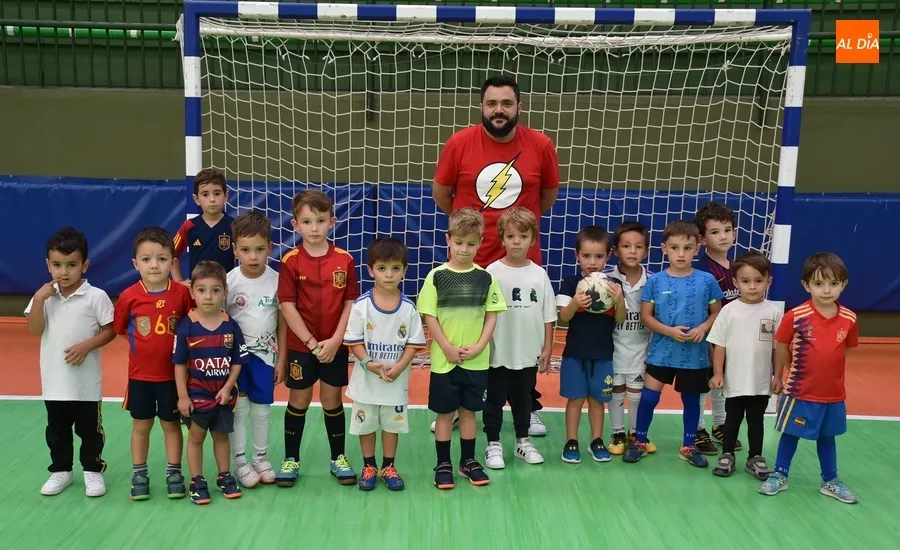 Foto 10 - Cerca de una veintena de peques asisten esta temporada a la Escuela del III Columnas
