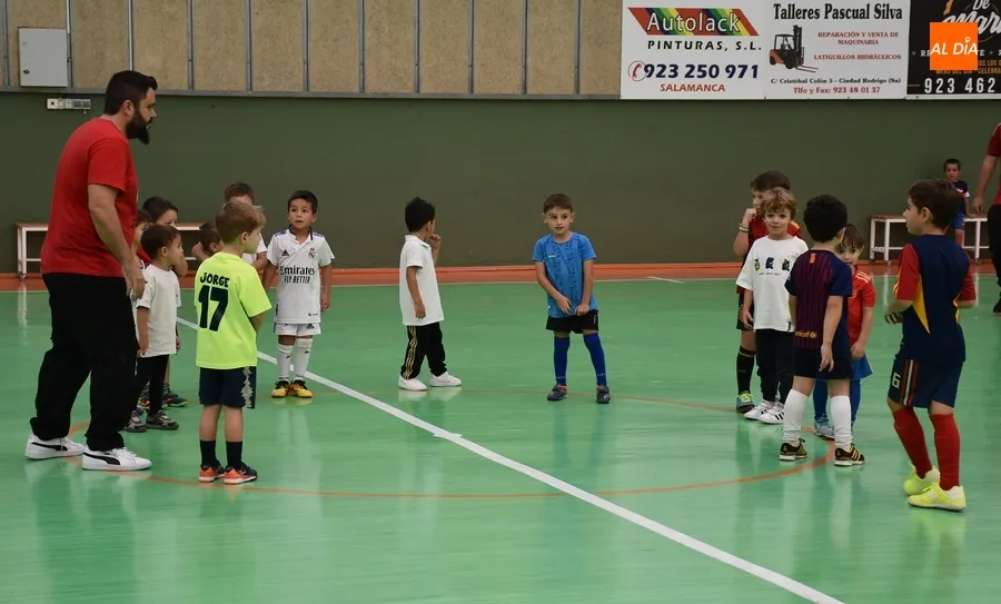 Foto 11 - Cerca de una veintena de peques asisten esta temporada a la Escuela del III Columnas