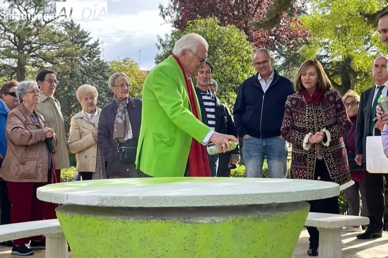 El Padre Ángel inauguraba en Peñaranda la primera ‘Mesa Verde’
