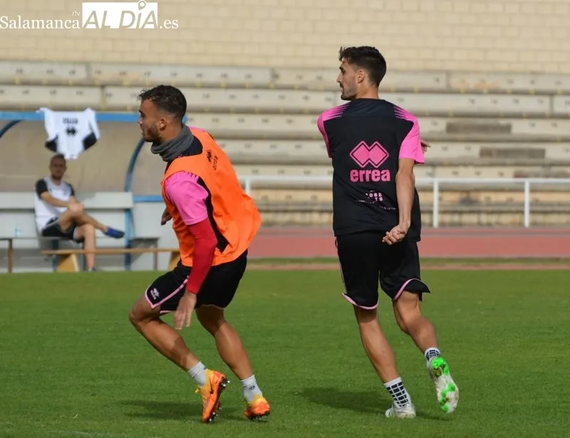 Foto 17 - Borja D&iacute;az y Mawi 'aprietan' en el entrenamiento de Unionistas para volver al grupo