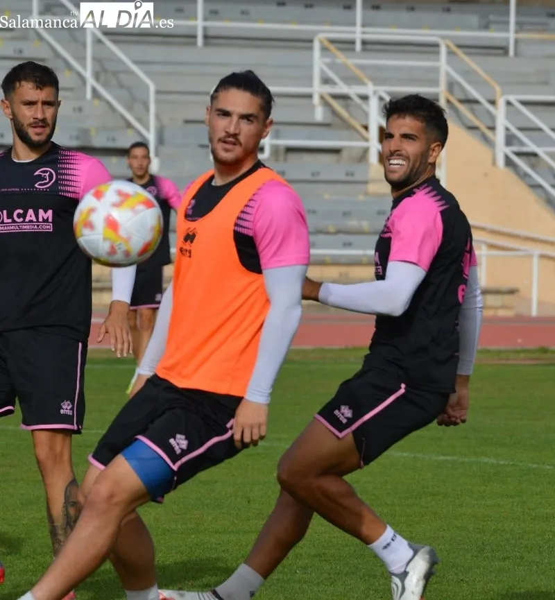 Foto 14 - Borja D&iacute;az y Mawi 'aprietan' en el entrenamiento de Unionistas para volver al grupo