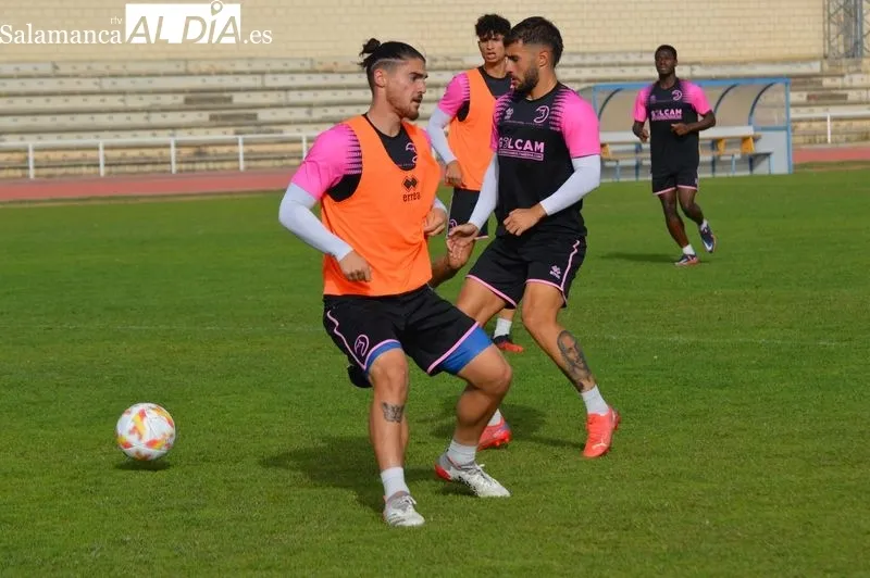 Foto 13 - Borja D&iacute;az y Mawi 'aprietan' en el entrenamiento de Unionistas para volver al grupo