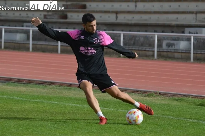 Foto 8 - Borja D&iacute;az y Mawi 'aprietan' en el entrenamiento de Unionistas para volver al grupo