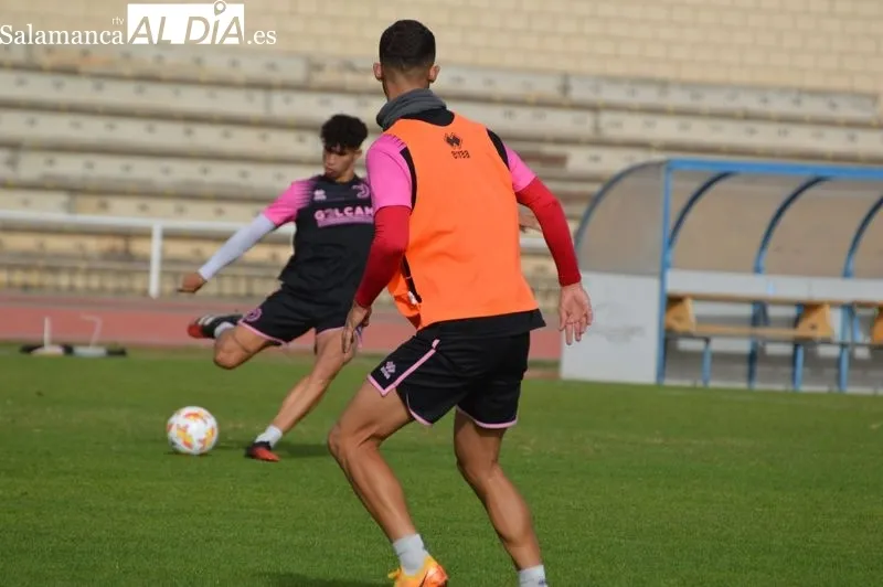 Foto 7 - Borja D&iacute;az y Mawi 'aprietan' en el entrenamiento de Unionistas para volver al grupo