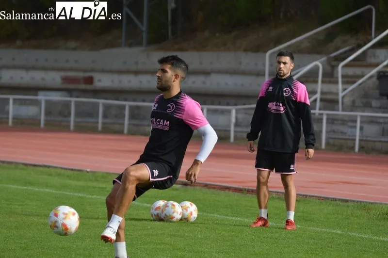 Foto 6 - Borja D&iacute;az y Mawi 'aprietan' en el entrenamiento de Unionistas para volver al grupo