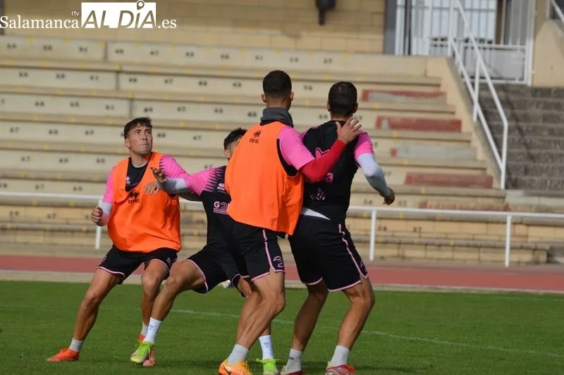 Foto 4 - Borja D&iacute;az y Mawi 'aprietan' en el entrenamiento de Unionistas para volver al grupo