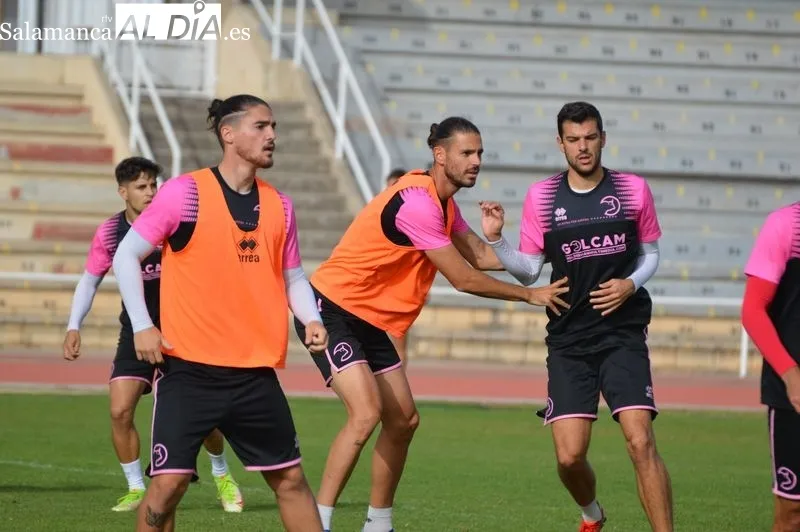Foto 3 - Borja D&iacute;az y Mawi 'aprietan' en el entrenamiento de Unionistas para volver al grupo