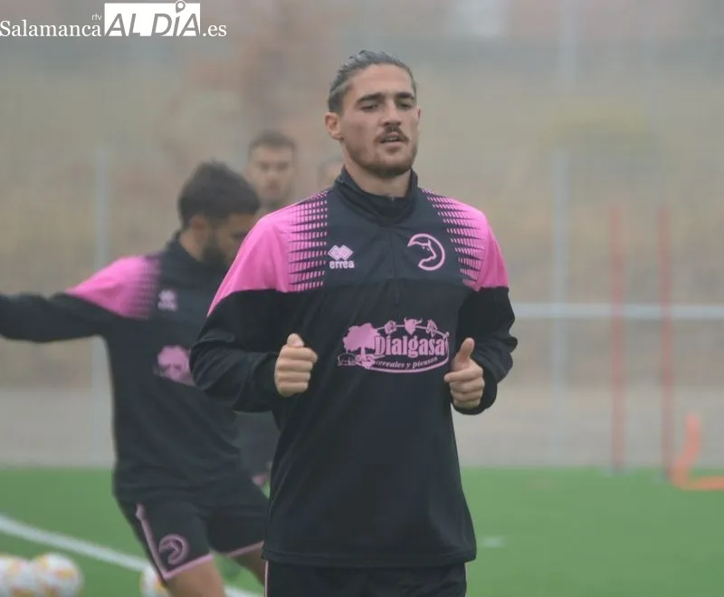 Foto 18 - Mawi, Borja D&iacute;az y Ram&oacute;n Bl&aacute;zquez, con el grupo en el entrenamiento de Unionistas