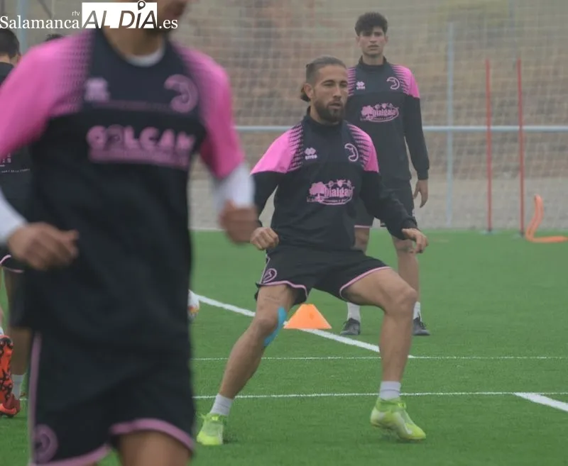 Foto 17 - Mawi, Borja D&iacute;az y Ram&oacute;n Bl&aacute;zquez, con el grupo en el entrenamiento de Unionistas