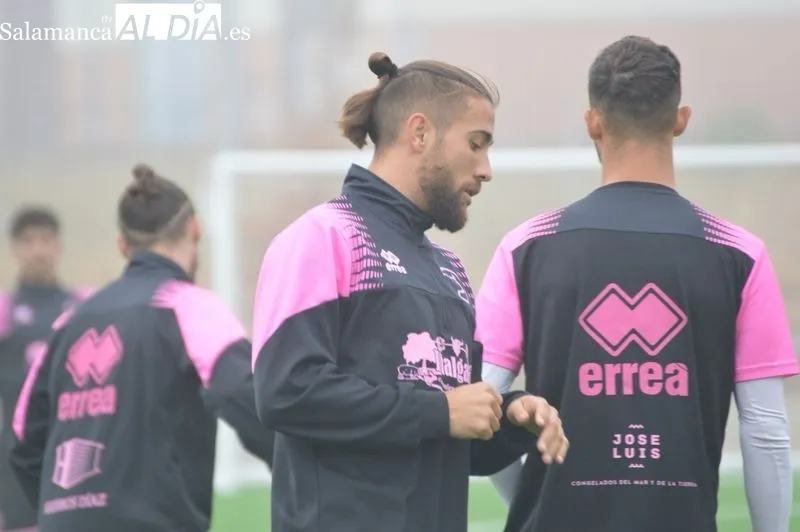 Foto 16 - Mawi, Borja D&iacute;az y Ram&oacute;n Bl&aacute;zquez, con el grupo en el entrenamiento de Unionistas