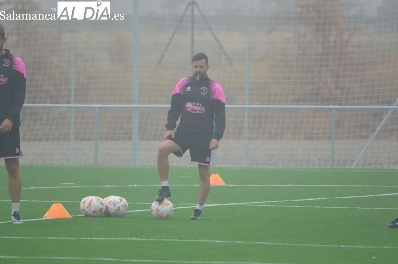 Foto 15 - Mawi, Borja D&iacute;az y Ram&oacute;n Bl&aacute;zquez, con el grupo en el entrenamiento de Unionistas