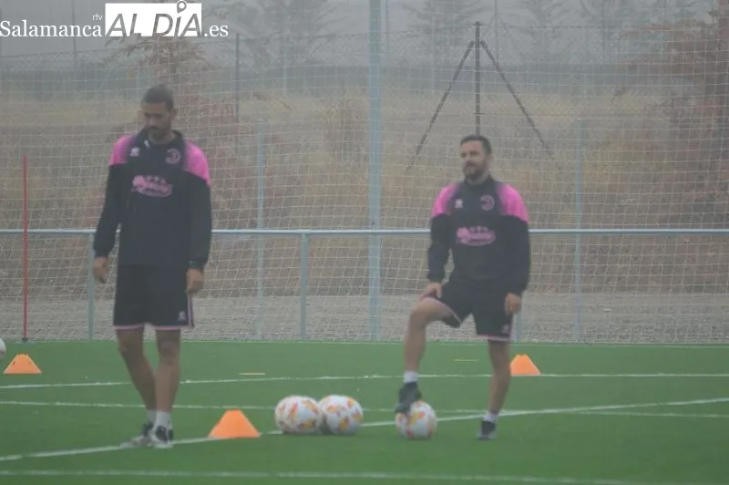 Foto 14 - Mawi, Borja D&iacute;az y Ram&oacute;n Bl&aacute;zquez, con el grupo en el entrenamiento de Unionistas