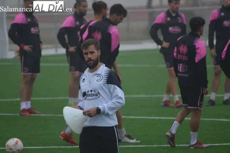 Foto 13 - Mawi, Borja D&iacute;az y Ram&oacute;n Bl&aacute;zquez, con el grupo en el entrenamiento de Unionistas