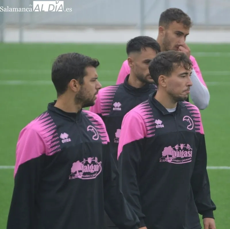 Foto 12 - Mawi, Borja D&iacute;az y Ram&oacute;n Bl&aacute;zquez, con el grupo en el entrenamiento de Unionistas