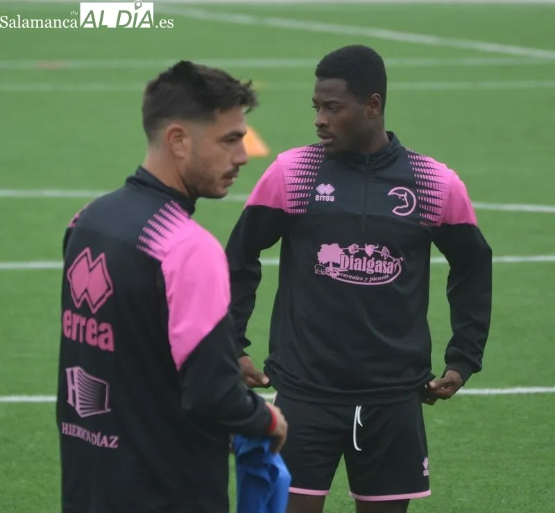 Foto 11 - Mawi, Borja D&iacute;az y Ram&oacute;n Bl&aacute;zquez, con el grupo en el entrenamiento de Unionistas