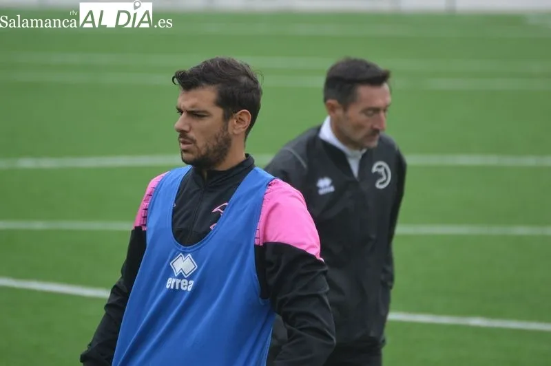 Foto 10 - Mawi, Borja D&iacute;az y Ram&oacute;n Bl&aacute;zquez, con el grupo en el entrenamiento de Unionistas