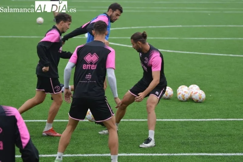 Foto 8 - Mawi, Borja D&iacute;az y Ram&oacute;n Bl&aacute;zquez, con el grupo en el entrenamiento de Unionistas
