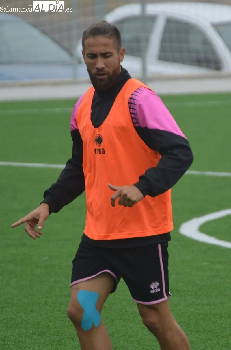 Foto 7 - Mawi, Borja D&iacute;az y Ram&oacute;n Bl&aacute;zquez, con el grupo en el entrenamiento de Unionistas