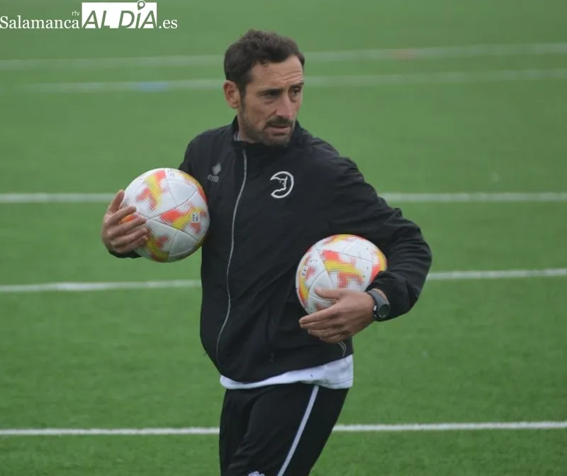 Foto 6 - Mawi, Borja D&iacute;az y Ram&oacute;n Bl&aacute;zquez, con el grupo en el entrenamiento de Unionistas