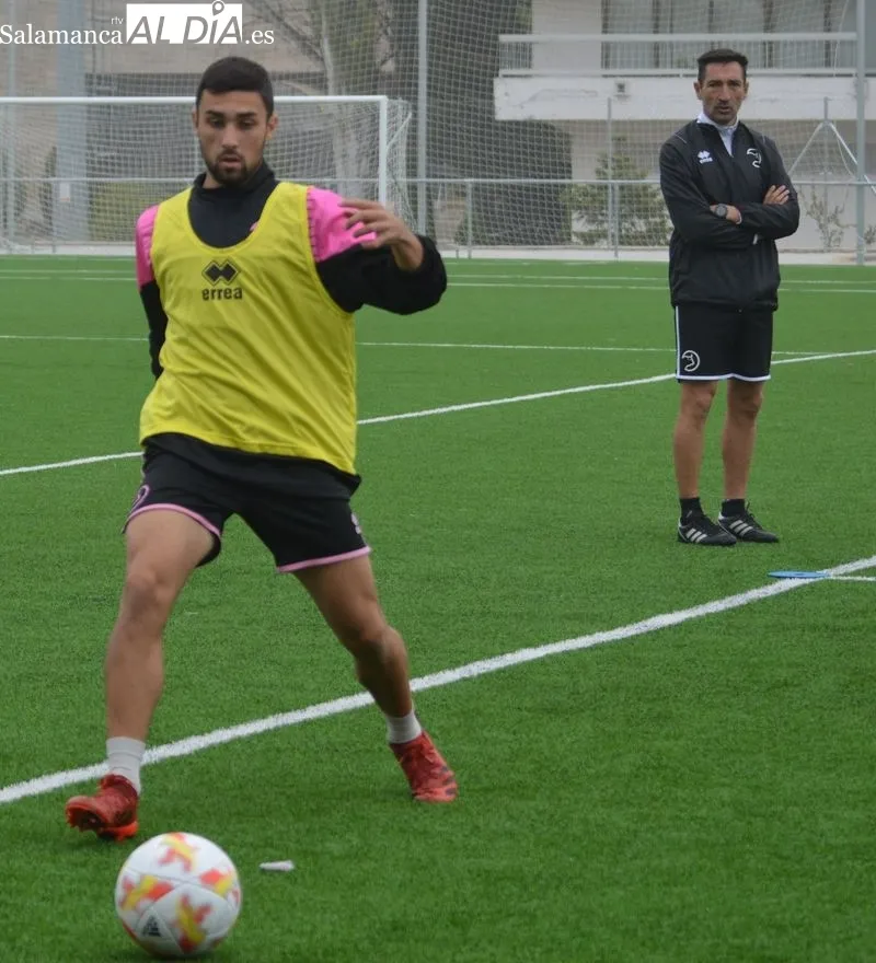 Foto 5 - Mawi, Borja D&iacute;az y Ram&oacute;n Bl&aacute;zquez, con el grupo en el entrenamiento de Unionistas