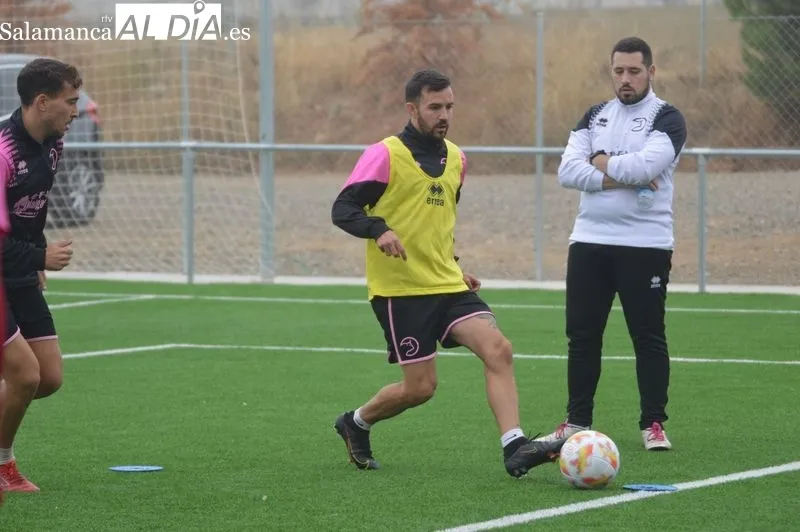 Foto 4 - Mawi, Borja D&iacute;az y Ram&oacute;n Bl&aacute;zquez, con el grupo en el entrenamiento de Unionistas
