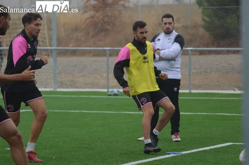 Foto 2 - Mawi, Borja D&iacute;az y Ram&oacute;n Bl&aacute;zquez, con el grupo en el entrenamiento de Unionistas