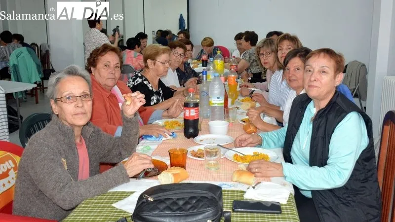 Las mujeres disfrutaron de una exquisita paella en compañía de amigas y vecinas