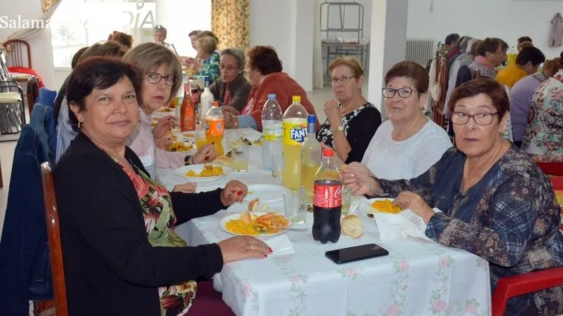 Las mujeres disfrutaron de una exquisita paella en compañía de amigas y vecinas