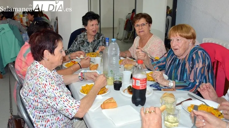 Las mujeres disfrutaron de una exquisita paella en compañía de amigas y vecinas
