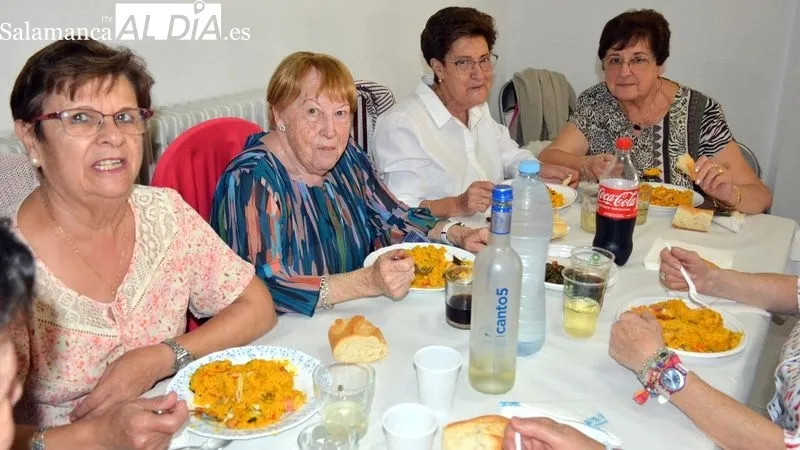 Las mujeres disfrutaron de una exquisita paella en compañía de amigas y vecinas