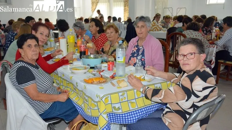 Las mujeres disfrutaron de una exquisita paella en compañía de amigas y vecinas