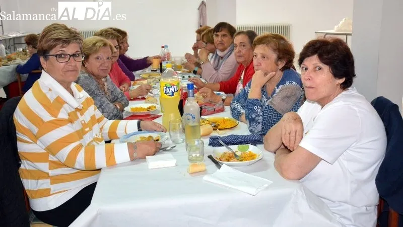 Las mujeres disfrutaron de una exquisita paella en compañía de amigas y vecinas