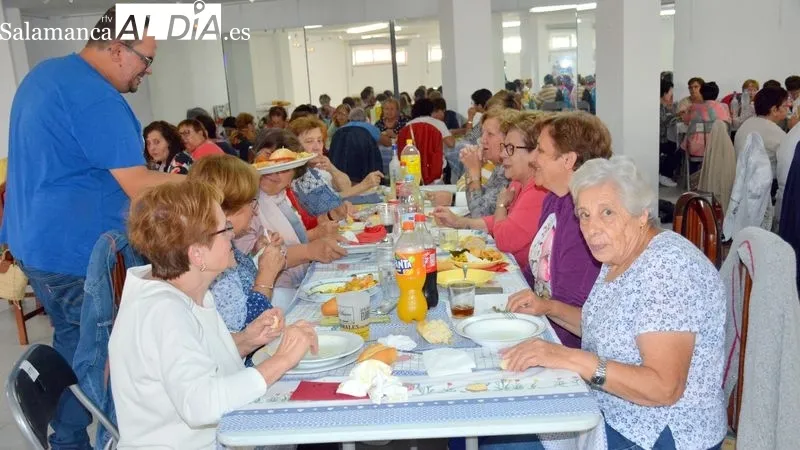Las mujeres disfrutaron de una exquisita paella en compañía de amigas y vecinas