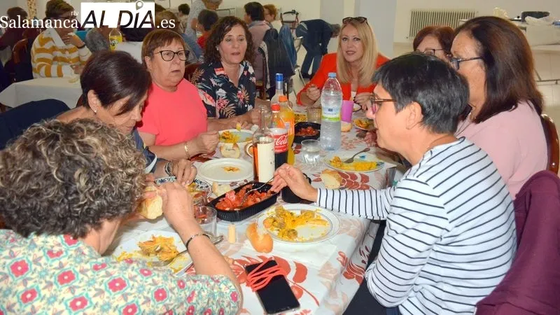 Las mujeres disfrutaron de una exquisita paella en compañía de amigas y vecinas