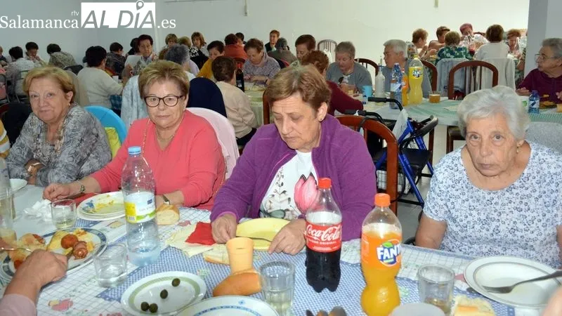 Las mujeres disfrutaron de una exquisita paella en compañía de amigas y vecinas