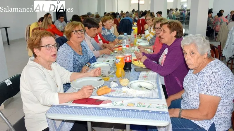 Las mujeres disfrutaron de una exquisita paella en compañía de amigas y vecinas