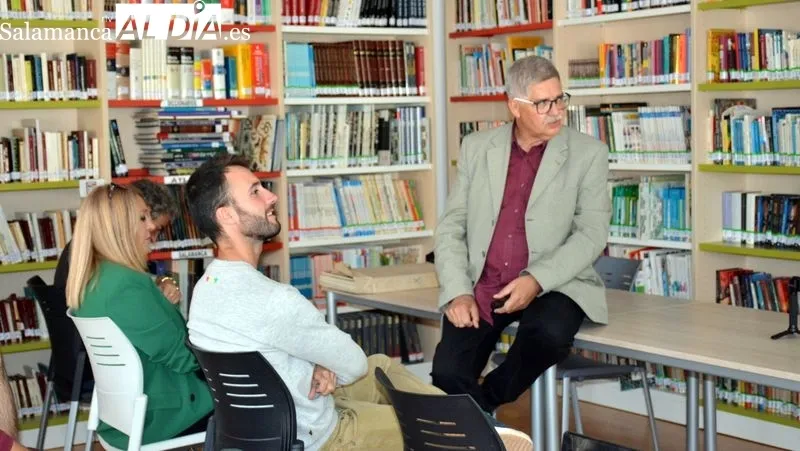 Conferencia del director del IES en la biblioteca de Lumbrales