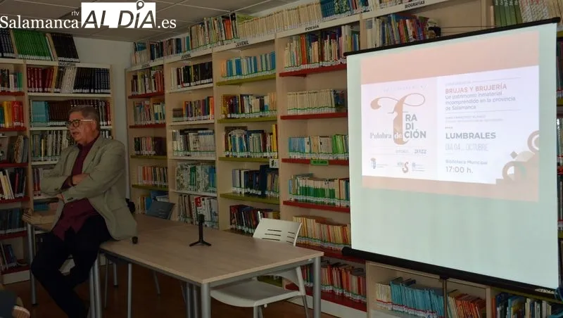 Conferencia del director del IES en la biblioteca de Lumbrales