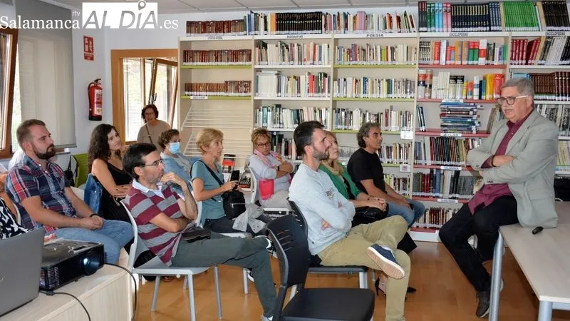Conferencia del director del IES en la biblioteca de Lumbrales