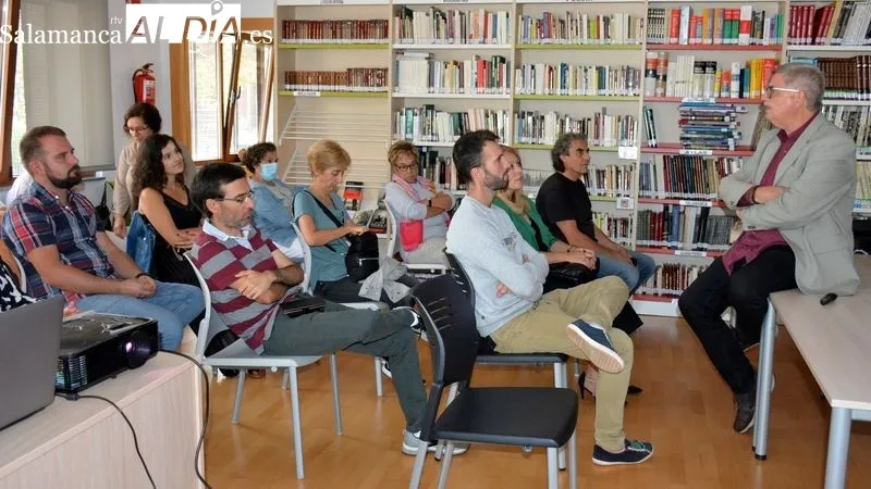 Conferencia del director del IES en la biblioteca de Lumbrales