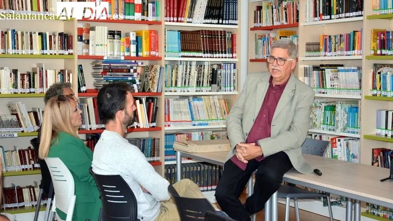 Conferencia del director del IES en la biblioteca de Lumbrales