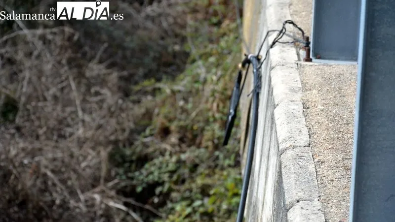 El cable de fibra está en el suelo atravesando un camino agrícola