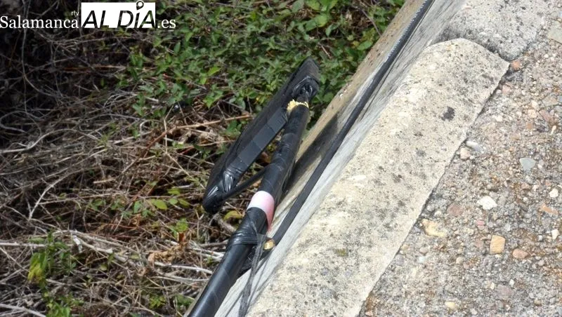 El cable de fibra está en el suelo atravesando un camino agrícola
