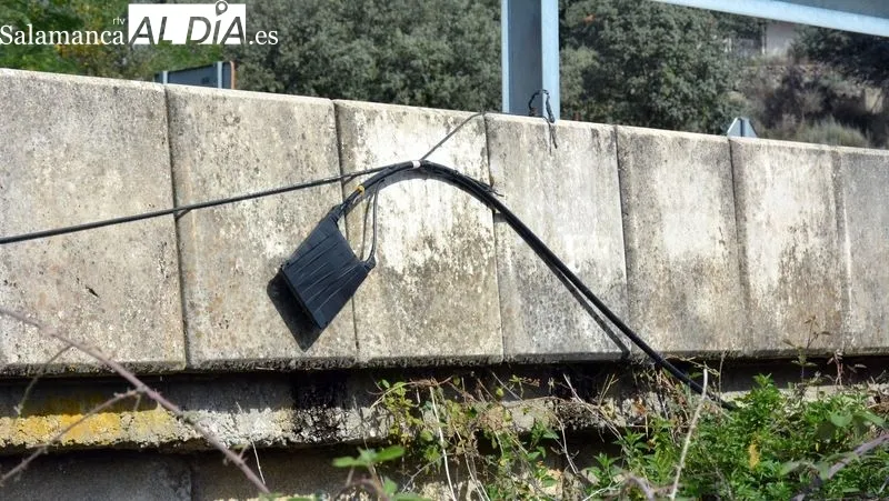 El cable de fibra está en el suelo atravesando un camino agrícola