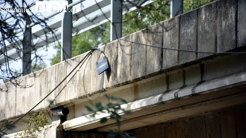 El cable de fibra está en el suelo atravesando un camino agrícola