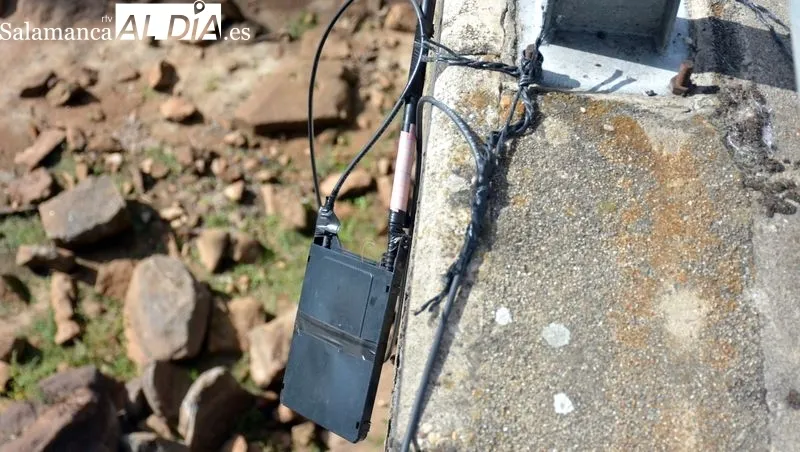 El cable de fibra está en el suelo atravesando un camino agrícola