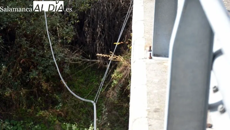 El cable de fibra está en el suelo atravesando un camino agrícola