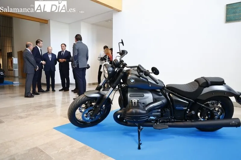 Inauguración en el DA2 de la muestra de todas las obras ganadoras de los Premios BMW de Pintura, desde su primera edición en 1986 hasta la última de 2022. Foto de David Sañudo